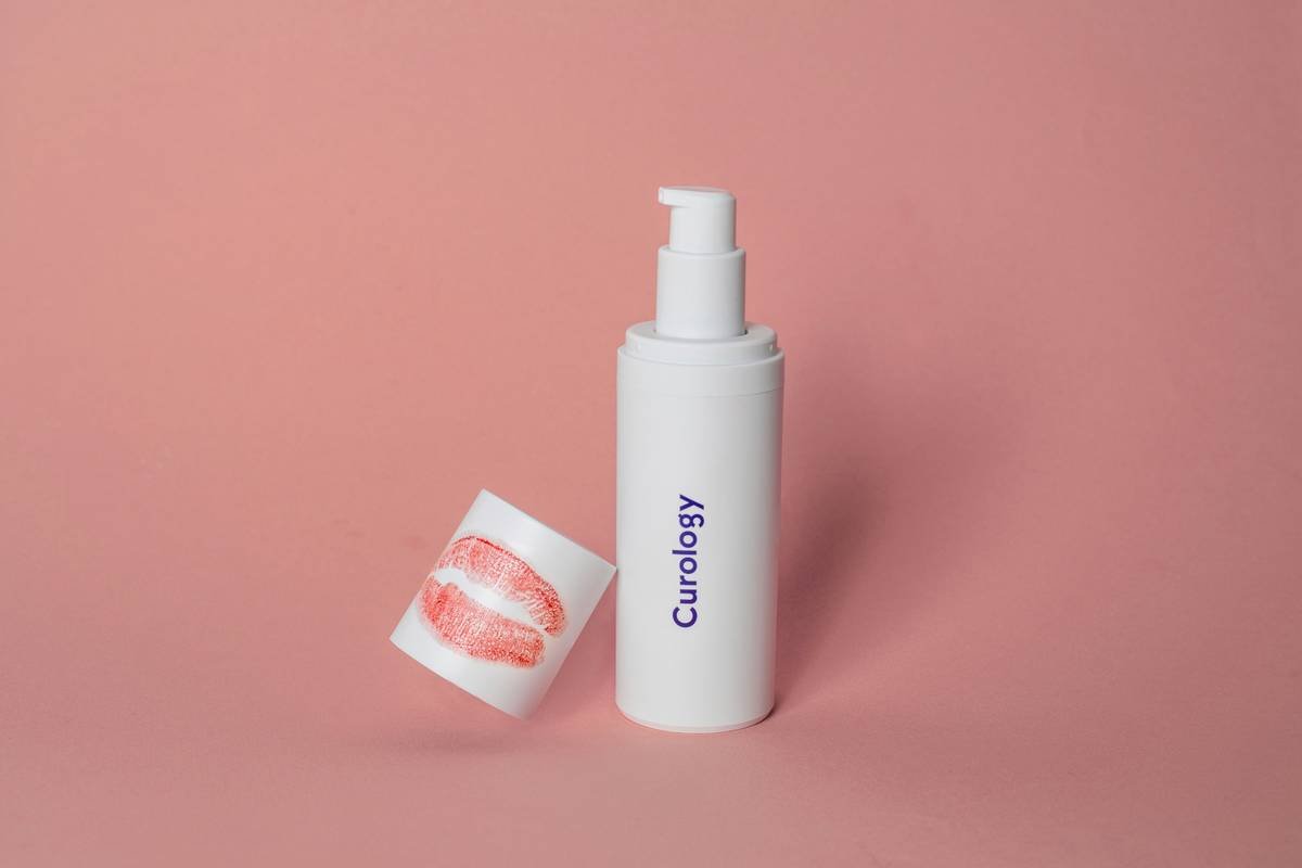 Diagram showing how moisturizing makeup spray forms a flexible, hydrated film on skin versus brittle film from alcohol-heavy sprays
