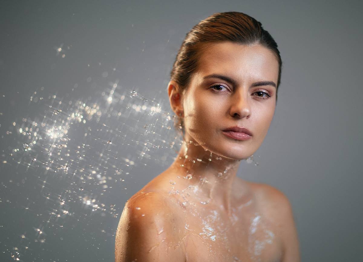 Infographic comparing key ingredients in effective vs ineffective hydrating setting sprays: hyaluronic acid, glycerin, squalane vs alcohol, fragrance, silicones