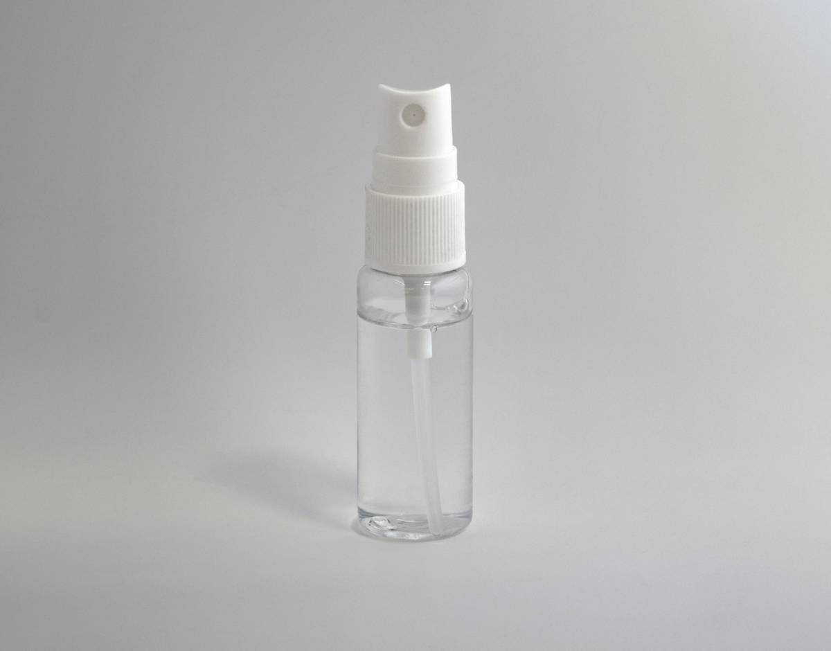 Comparison chart showing traditional setting sprays vs. hydrating facial sprays: alcohol content, key ingredients, skin feel, and longevity results from independent lab tests