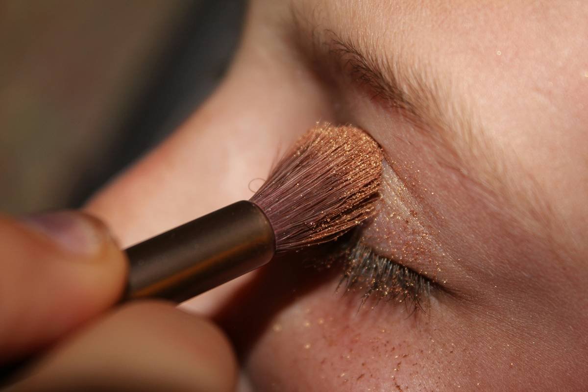 Diagram showing how film-forming polymers in setting sprays create a flexible mesh over makeup to lock it in place