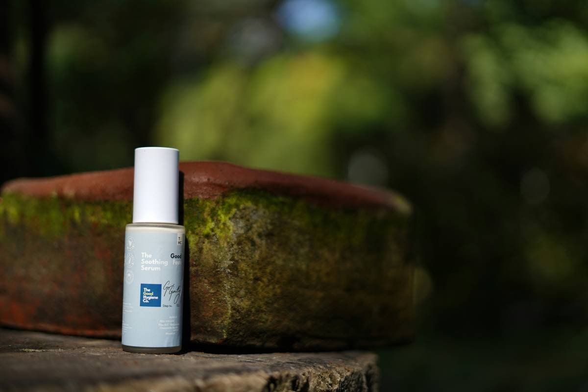 Infographic comparing ingredients in conventional vs. certified organic hydrating sprays. Left side shows alcohol, parabens, fragrance; right shows hyaluronic acid, aloe vera, rosewater, and USDA Organic seal.